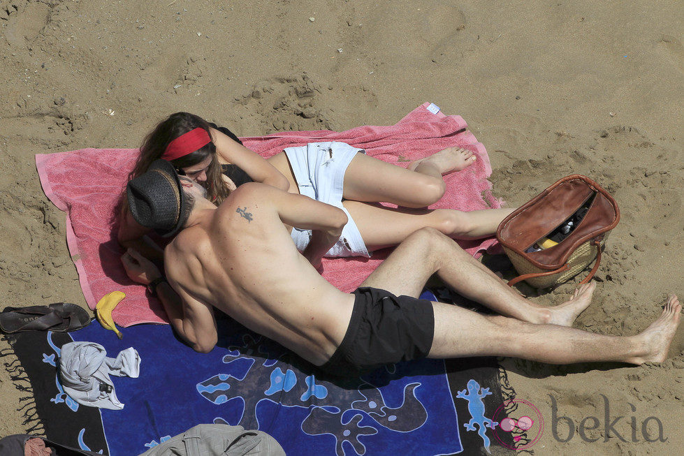 Olivia Molina y Sergio Mur besándose en la playa