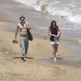 Sergio Mur y Olivia Molina pasean por la playa en Ibiza