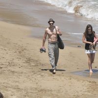 Sergio Mur y Olivia Molina pasean por la playa en Ibiza