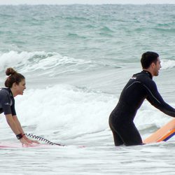 Blanca Suárez y Miguel Ángel Silvestre surfeando