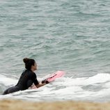 Blanca Suárez surfeando en Cádiz