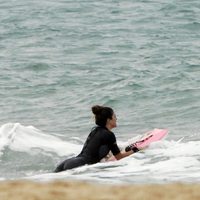 Blanca Suárez surfeando en Cádiz