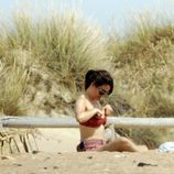 Blanca Suárez se coloca el bikini en una playa gaditana