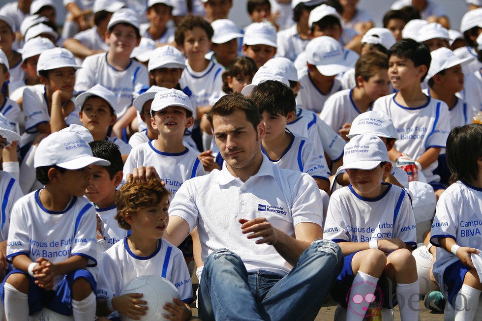 Iker Casillas con los niños mexicanos del seminario de fútbol