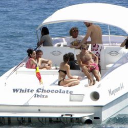 Pau Gasol, Silvia López y unos amigos en un barco en Ibiza