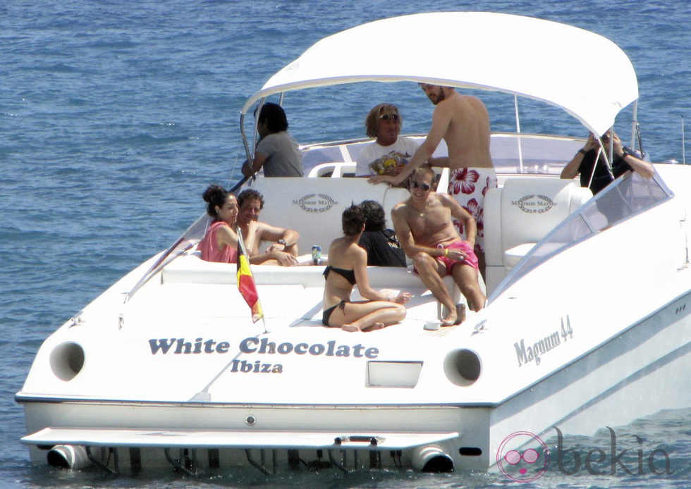 Pau Gasol, Silvia López y unos amigos en un barco en Ibiza