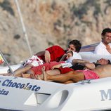 Pau Gasol y Silvia Lopez tumbados en una barca