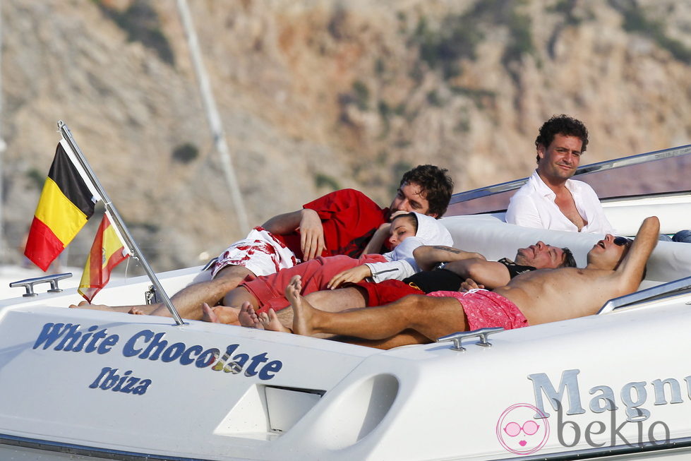 Pau Gasol y Silvia Lopez tumbados en una barca
