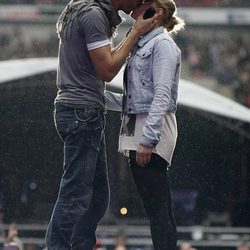Enrique Iglesias besa a una fan en el Summertime Ball