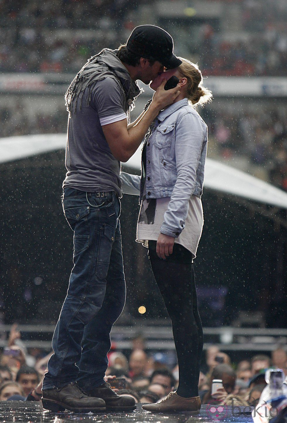 Enrique Iglesias besa a una fan en el Summertime Ball