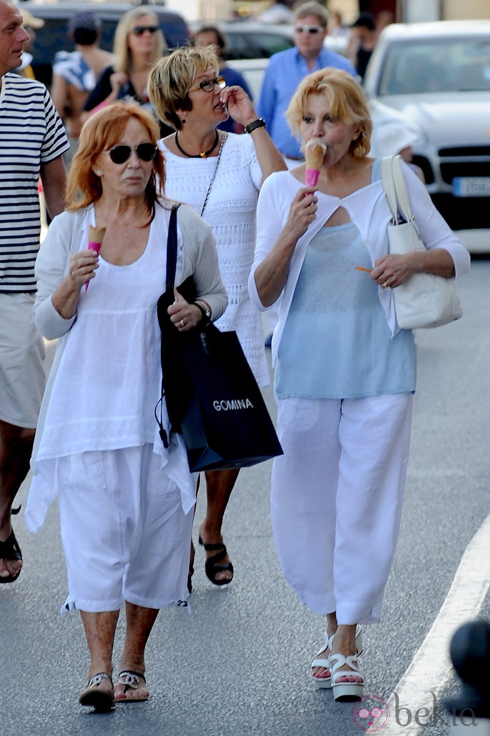 Carmen Cervera toma un helado con una amiga en Marbella