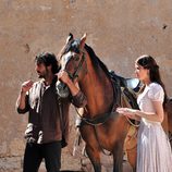 Álex Garcia y Dafne Fernández con un caballo en 'Tierra de lobos'