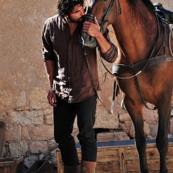 Álex García con su caballo en 'Tierra de lobos'