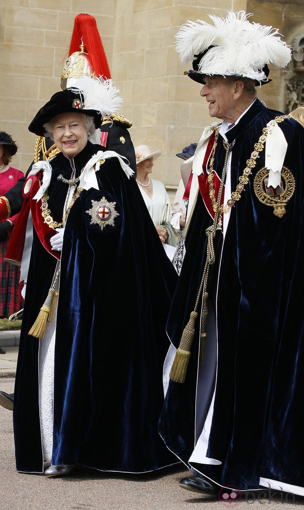 Isabel II y Felipe de Edimburgo en la Orden de la Jarretera
