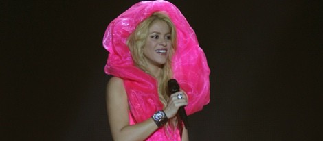 Shakira envuelta en un vestido rosa en un concierto