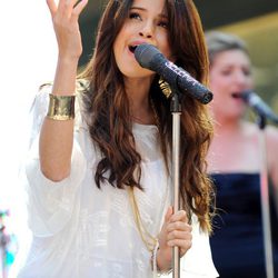 Selena Gomez cantando en Santa Monica
