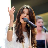 Selena Gomez cantando en Santa Monica