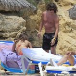 Carles Puyol presume de cuerpo junto a Malena Costa en Ibiza
