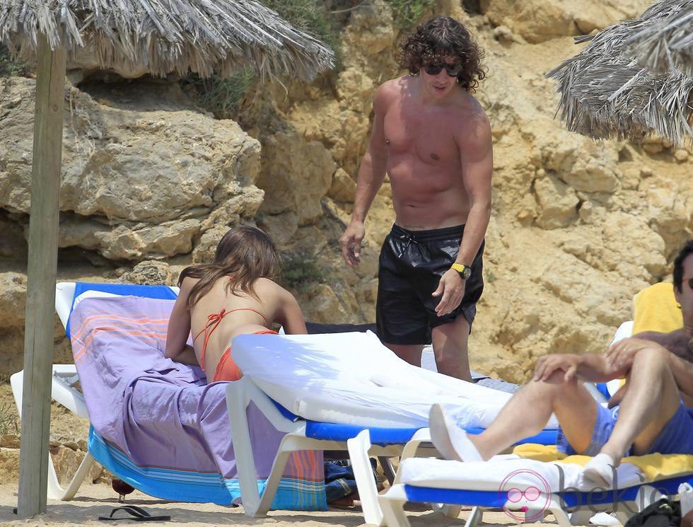 Carles Puyol presume de cuerpo junto a Malena Costa en Ibiza