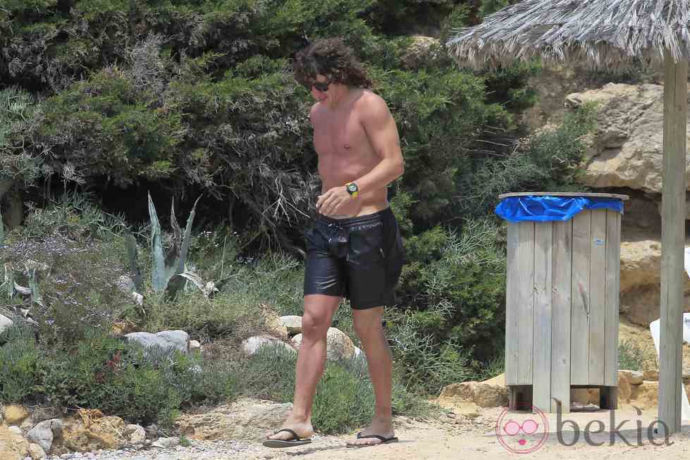 Carles Puyol en una playa de Ibiza