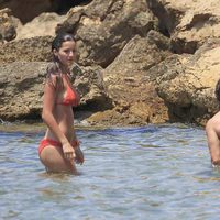 Malena Costa y Carles Puyol se bañan en el mar