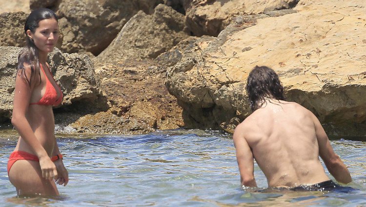 Malena Costa y Carles Puyol se bañan en el mar