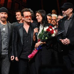 Bono de U2, Julie Taymor y Phillip William McKinely en el estreno de 'Spider-Man'