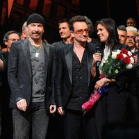 Bono de U2, Julie Taymor y Phillip William McKinely en el estreno de 'Spider-Man'