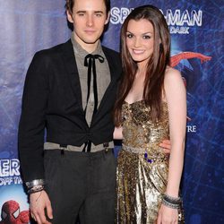 Reeve Carney y Jennifer Damiano posan juntos en el estreno de 'Spider-Man'