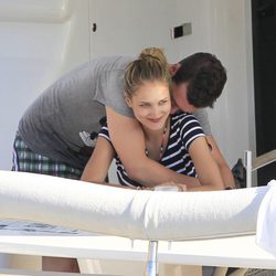Fonsi Nieto besa a Alba Carrillo en Ibiza