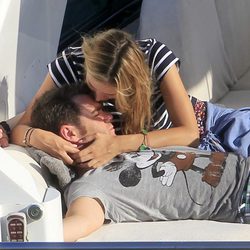 Alba Carrillo besa a Fonsi Nieto en Ibiza