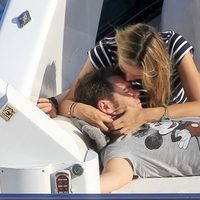 Alba Carrillo besa a Fonsi Nieto en Ibiza