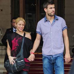 Piqué y Shakira a la salida del Hotel Ritz de París
