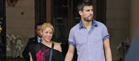 Piqué y Shakira a la salida del Hotel Ritz de París