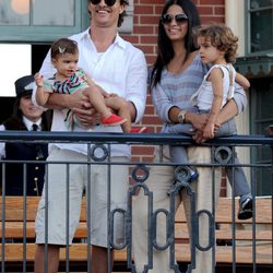 Matthew McConaughey y Camila Alves con sus hijos