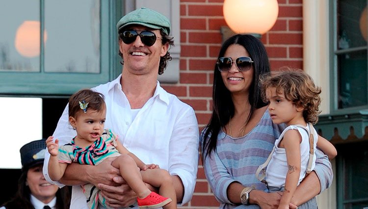 Matthew McConaughey y Camila Alves con sus hijos
