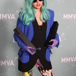 Lady Gaga con sus dos premios MuchMusic Video Awards 2011