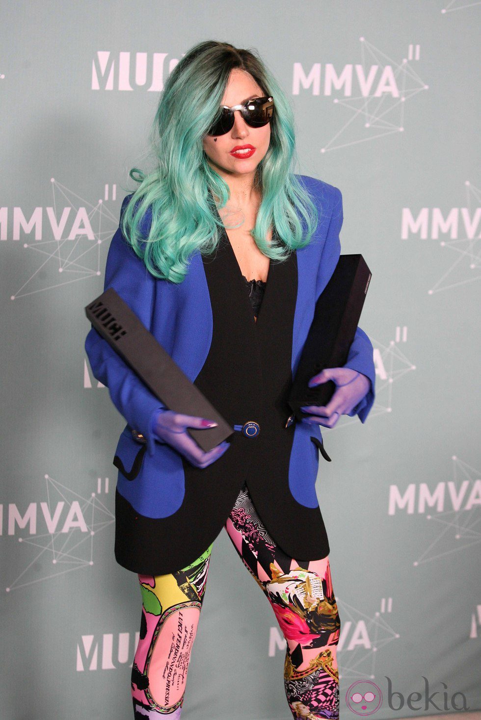 Lady Gaga con sus dos premios MuchMusic Video Awards 2011