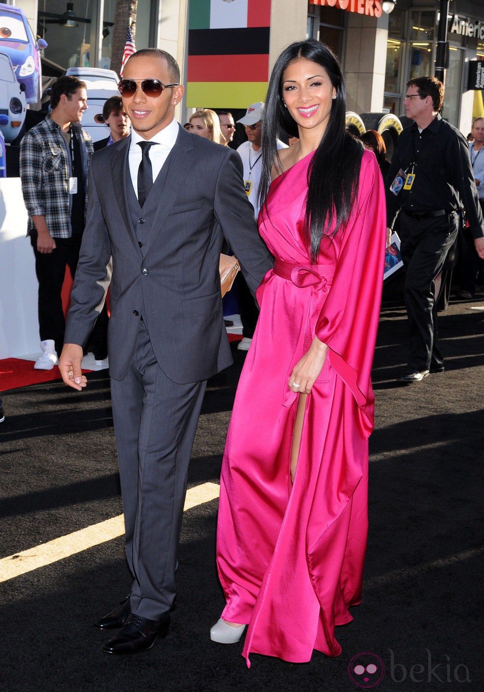 Nicole Scherzinger y Lewis Hamilton a su llegada al estreno de 'Cars 2'