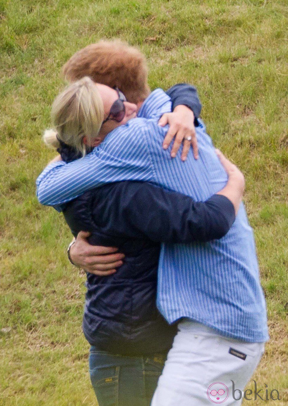 El Príncipe Enrique y Zara Phillips se abrazan