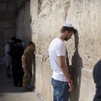 Gerard Piqué rezando en el Muro de las Lamentaciones