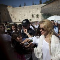 Shakira atiende a sus fans en el Muro de las Lamentaciones