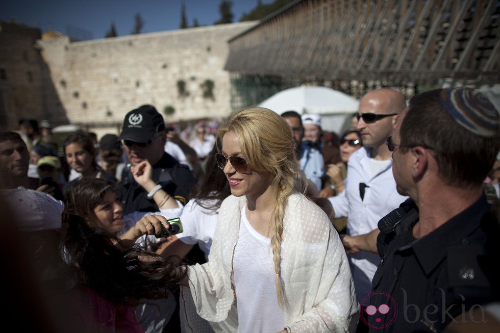 Shakira atiende a sus fans en el Muro de las Lamentaciones