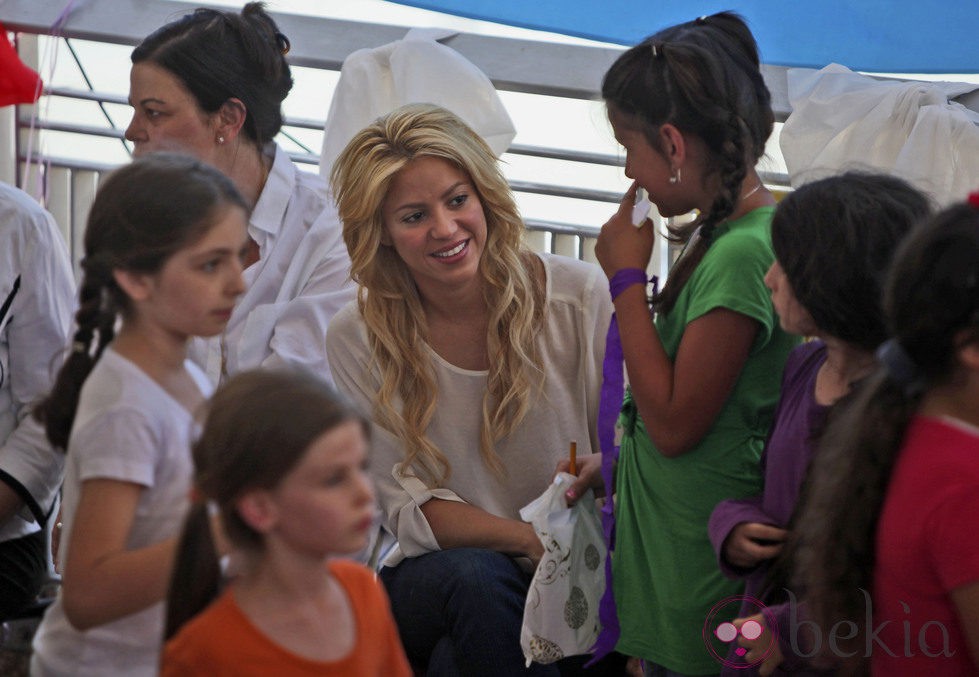 Shakira en una escuela de Jerusalén