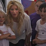 Shakira feliz con unos niños en Jerusalén