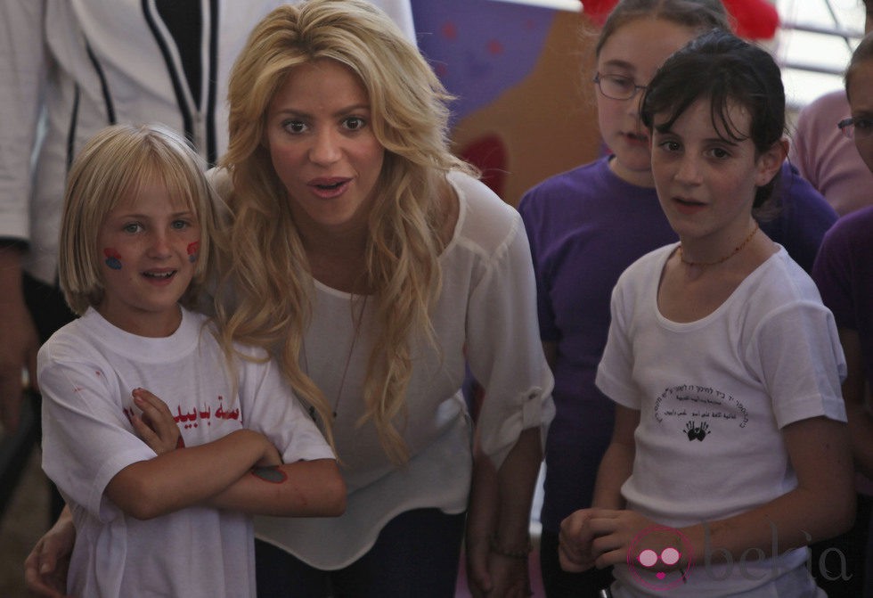 Shakira feliz con unos niños en Jerusalén