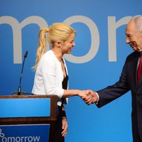 Shakira saluda a Simon Peres
