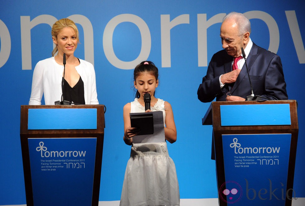 Shakira y Simon Peres junto a una niña en Israel