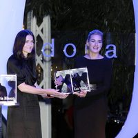 Ángeles González-Sinde entrega el Premios Yo Dona a Kate Winslet