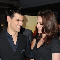 Taylor Lautner y Kristen stewart en el estreno de 'A better life'